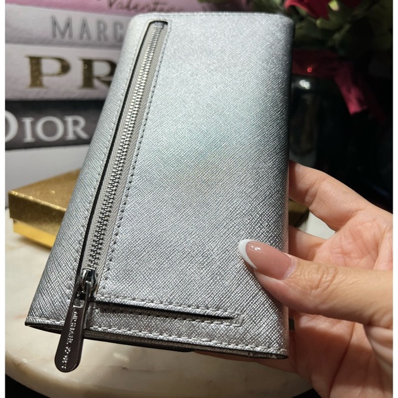 MICHAEL KORS NWOT JET SET TRAVEL SAFFIANO LEATHER LARGE TRIFOLD - Picture 9 of 12